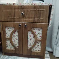 میز اتو و چرخ خیاطی. و میز تلوزیون.