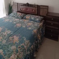 تخت خواب دونفره و صندلی