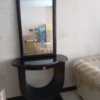 کنسول و آینه چوبی