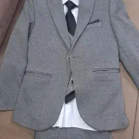کت و شلوار وکروات و پیراهن همراه کفش و کمربند چرم