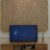 تلویزیون 43  اسنوا + میز تلویزیون کاملا نو