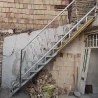 راه پله آهنی با حفاظ