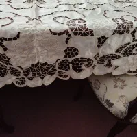 رومیزی کرم رنگ