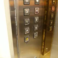 سرویسکار مقیم آسانسور