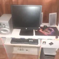 کامپیوتر به همراه میز