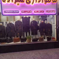 فروشنده خانم در فروشگاه مانتو شلوار اداری در بابل