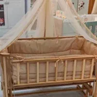 تخت خواب کنار مادری