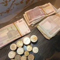 مقداری سکه و اسکناس