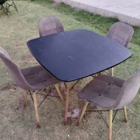 تعدادی میز و صندلی فروشی