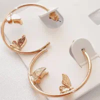 گوشواره نیم حلقه ای پروانه دار طلایی