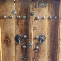 درب سنتی با قدمت بیش از ۱۰۰ سال