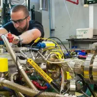 برقکار و مکانیک مسلط به تعمیرات ماشین آلات صنعتی