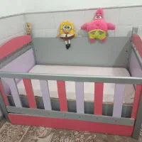 تخت کودک بهمراه تشک و کشو و یک تخت نوجوان