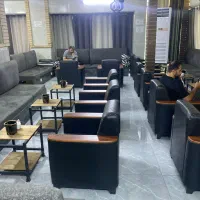 کارگر ماهر در قهوه خانه که محیطی ارام ودلنشین دارد