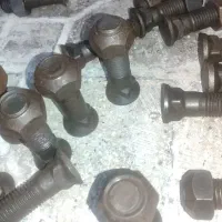 تعدادی پیچ و مهره دستگاه راهسازی