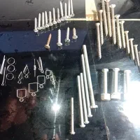 مقداری یراق آلات لوستر و انواع پیچ ومهره هست