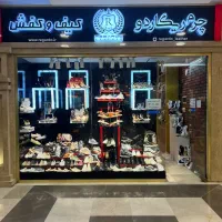 فروشنده خانم در کیف و کفش زنانه