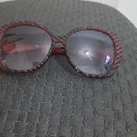 عینک قرمز  دیده می‌شه نورگیر خوبی هم داره