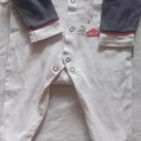 تعدادی لباس نوزادی دخترانه|کفش و لباس بچه|زارچ, |دیوار