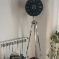 ساعت ایستاده و گلدان