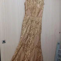 تعدادی لباس مجلسی|لباس|میانه, |دیوار