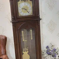 ساعت ایستاده ‌چراغ کنار سالنی