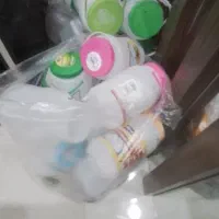 تعدادی دبه ماستی