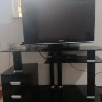 تلویزیون همراه با میز و گیرنده دیجیتال