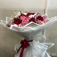 دسته گل رز قرمز و صورتی تازه رنگ سفید