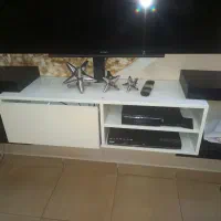 میز تلویزیون دیواری های گلاس سفید و مشکی