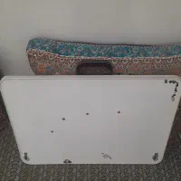 میز تاشو نشسته