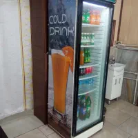 یک عدد یخچال ایستاده به همراه چند فر میز