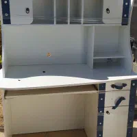 میز تحریر و کامپیوتر