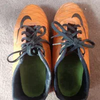 کفش ورزشی و دستکش دروازبانی