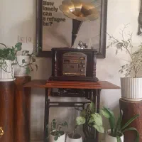 چرخ خیاطی همراه میزش دکوری زیبا