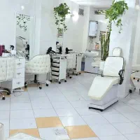 میز ناخن مژه میکرو .رنگ مکاپ کراتین شینیون کوتاهی