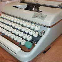 دستگاه تایپ قدیمی|کلکسیون اشیاء عتیقه|یاسوج, |دیوار