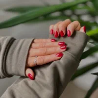 کاشت ناخن با ژل ۳۰۰ و لمینیت ۲۰۰و آموزش فقط۱.۵۰۰