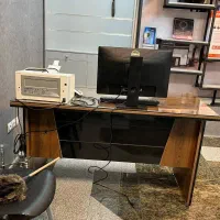 دو عدد میز اداری در حد نو با شیشه روی میز