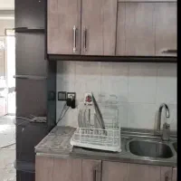 کابینت به همراه گاز و هود و سینک و دوتا دکور چوبی|آب‌چکان و نظم‌دهنده ظروف|اشتهارد, |دیوار