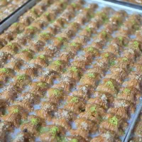 کارگر ساده خانوم در شیرینی پزی