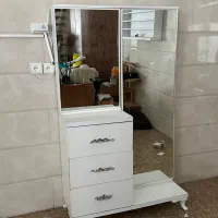 کمد دارای کشو و ایینه کشویی ۵میلیون و قفسه لاک ژل