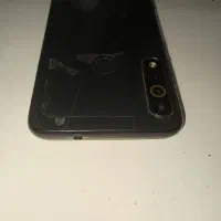تعدادی گوشی و لوازم گوشی