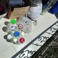 تعدادی شیشه های مربا خوری وترشی خوری