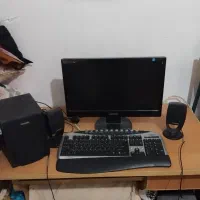 کامپیوتر با میز و تمام لوازم جانبی