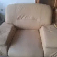 مبل چرمی کرم|مبلمان خانگی و میز عسلی|شهرکرد, |دیوار