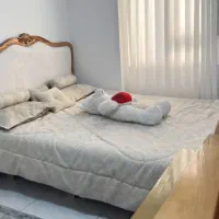 تخت همراه با میزش