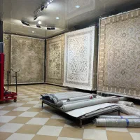 یک خانم برای فروشندگی فرش