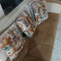 مبل تمیز با کوسن های سالم