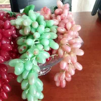 انگور مصنوعی و گل و گلدان